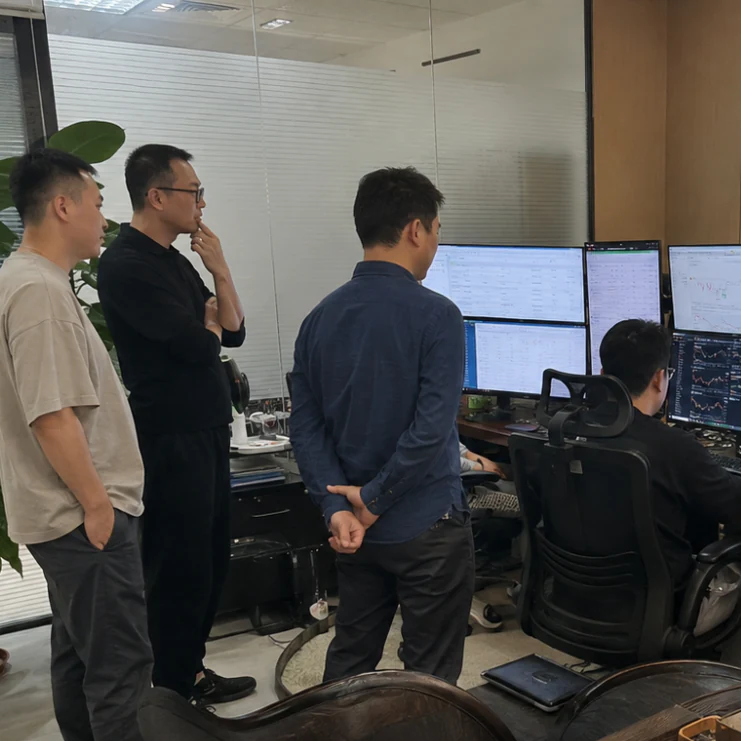 研究团队在多屏行情前核对市场数据
