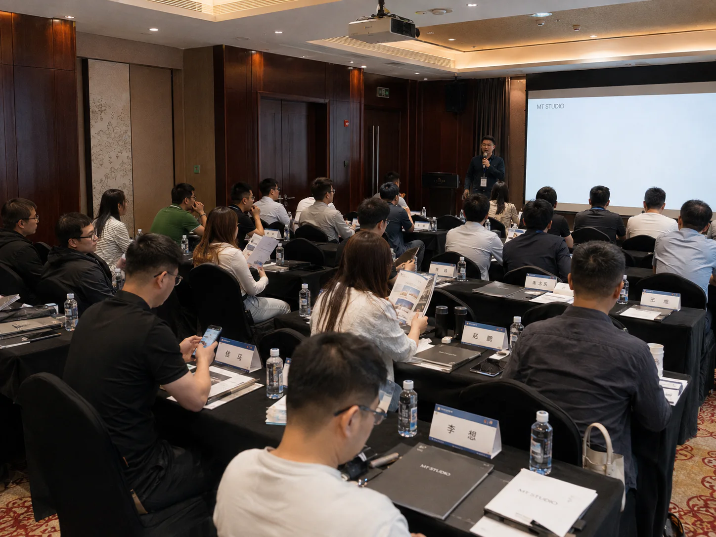 MT TRADING STUDIO 线下课程现场,学员围绕市场图表进行练习